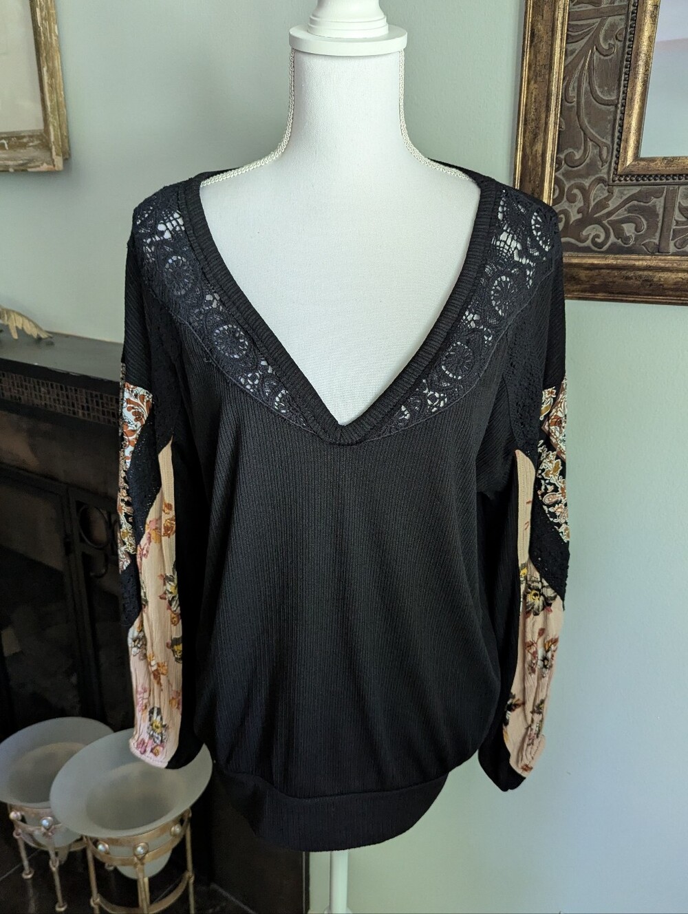 Gimmicks Women's Small Black Ribbed V-Neck Top Lace Detail Floral Sleeves